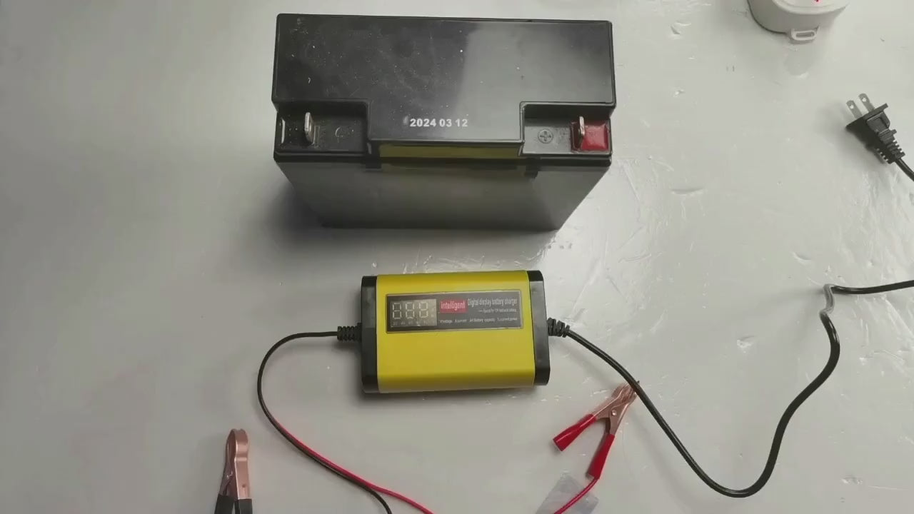 Chargeur de batterie 12V 2A adapté aux voitures et motos, avec une charge à trois étapes entièrement automatique